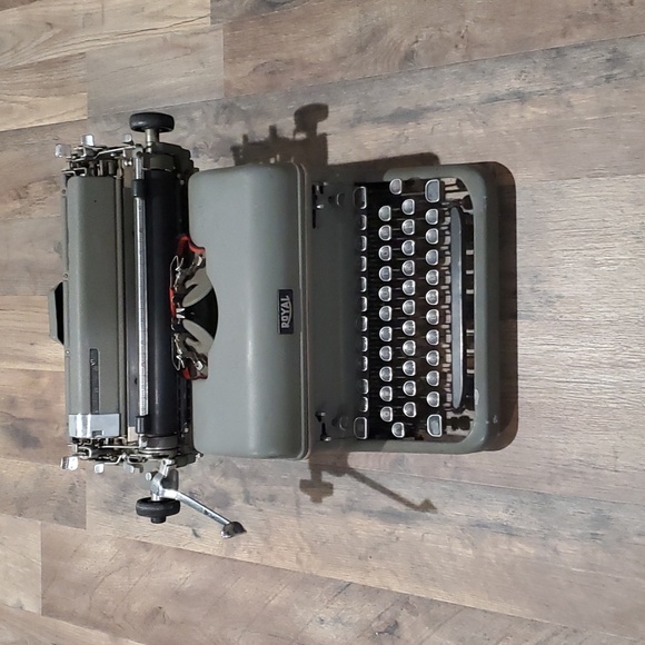 Vintage Royal Typewriter - Picture 1 of 6